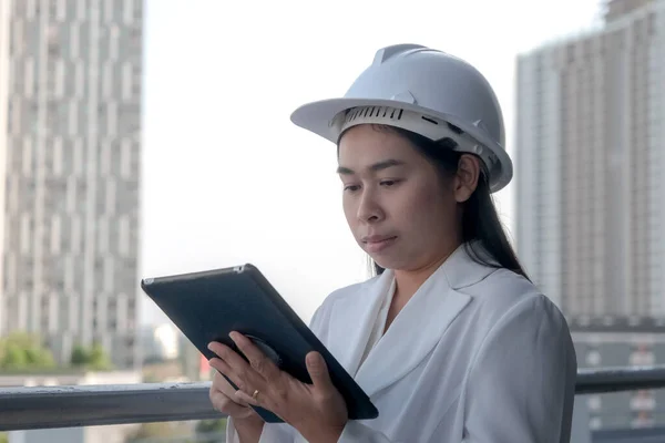 Female Construction Engineer Tablet Computer Construction Site Confident Woman Architect — Fotografia de Stock