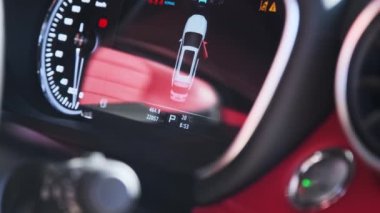 Arabadaki siyah gösterge panelinde sağ kapı ve bot kapağı uyarı lambaları açık. Arabanı yolda güvenli bir şekilde kullanıyorsun..