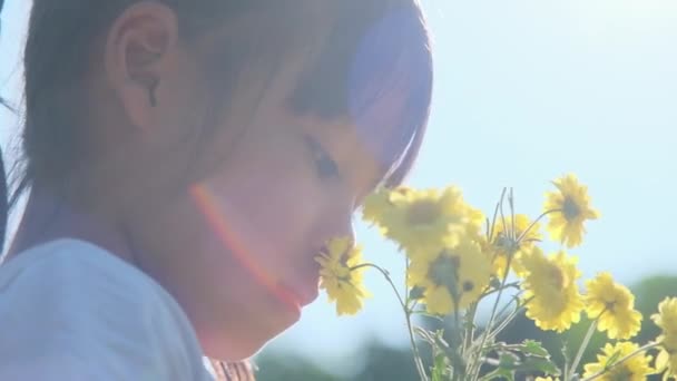 Uma Menina Bonita Está Cheirando Flores Buquê Flores Sua Mão — Vídeo de Stock