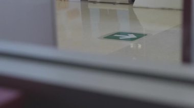 Otomatik cam kapılara girip çıkan insanların bacakları. Alışveriş merkezine giriş..