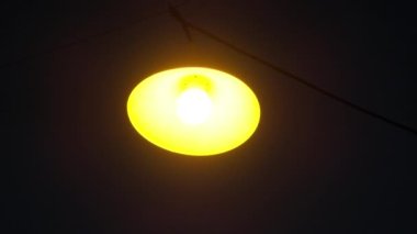 Gece lamba ya da fener. Kırsal kesimde güneş enerjisiyle gece lamba yanıyor..
