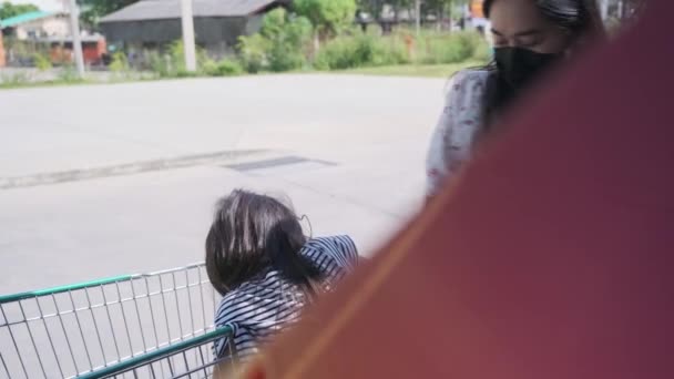 Anne Çocuk Alışveriş Merkezinden Alışveriş Merkezinden Alışveriş Yaptıktan Sonra Bagaja — Stok video