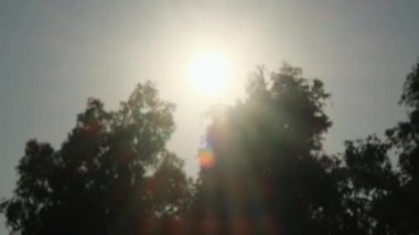 Gün batımında yaz bahçesinde birbirine sarılan mutlu küçük kardeşlerin silueti. Parkta oynayan neşeli kızlar.