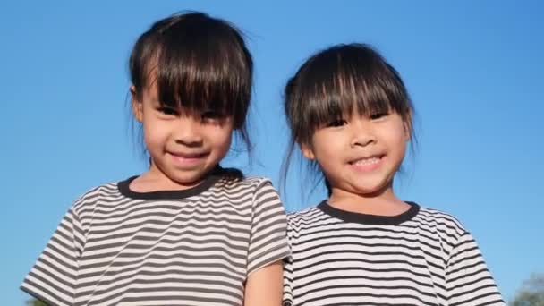 Happy Asian Siblings Girls Hugging Each Other Summer Garden Bright — Vídeo de stock