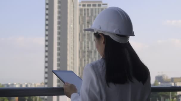 Female Construction Engineer Tablet Computer Construction Site Confident Woman Architect — Vídeo de Stock