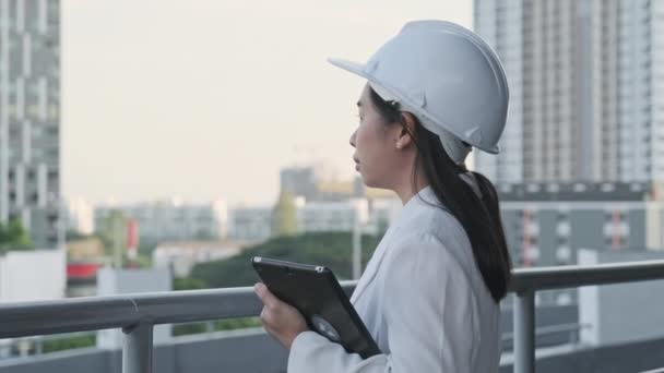 Architetto Donna Sicura Con Cappello Bianco Guarda Macchina Fotografica Con — Video Stock