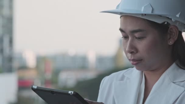 Nşaat Alanında Tablet Bilgisayarı Olan Kadın Inşaat Mühendisi Beyaz Kasklı — Stok video