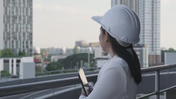Μια Γυναίκα Αρχιτέκτονας Αυτοπεποίθηση Λευκό Καπέλο Κοιτάζει Την Κάμερα Χαμόγελο — Αρχείο Βίντεο