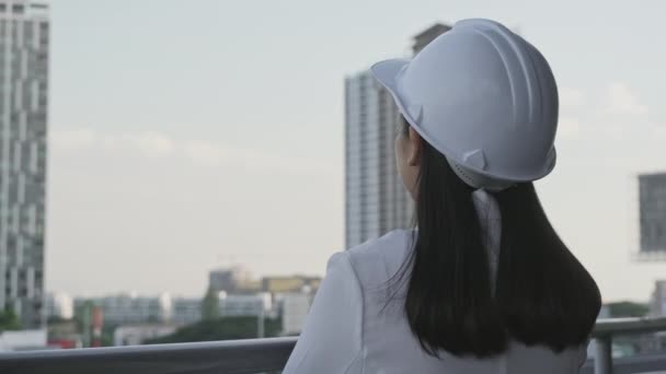 Kobieta Inżynier Budowlany Tabletem Placu Budowy Pewna Siebie Architekt Białym — Wideo stockowe