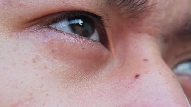 Asyalı Genç Adamın Yakın Çekim Gözleri Güneş Işığına Bakıyor — Stok video