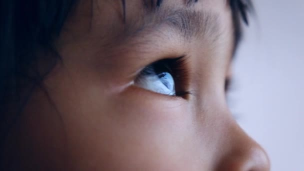 Retrato Cerca Niño Asiático Mirando Hacia Cielo Hermosos Ojos Marrones — Vídeos de Stock