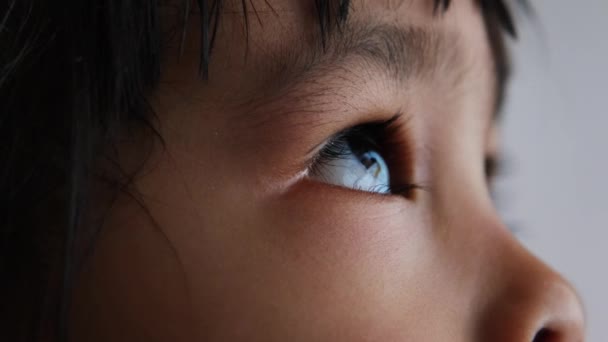 Retrato Cerca Niño Asiático Mirando Hacia Cielo Hermosos Ojos Marrones — Vídeos de Stock