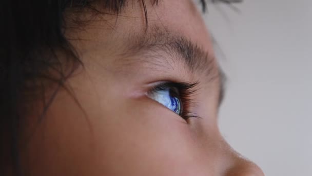 Retrato Cerca Niño Asiático Mirando Hacia Cielo Hermosos Ojos Marrones — Vídeos de Stock