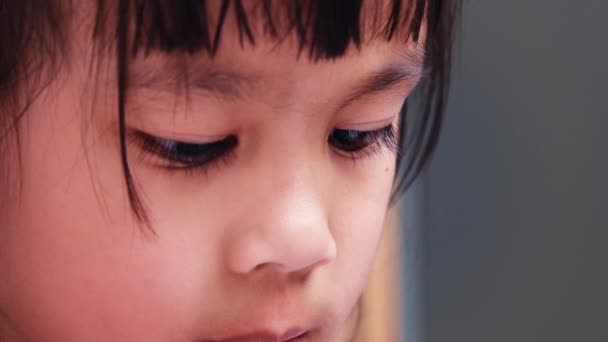 Retrato Primer Plano Niño Asiático Leyendo Libro Interior Hermosos Ojos — Vídeos de Stock