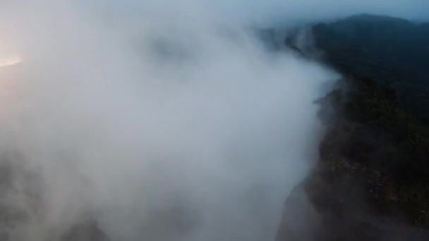 Upływ Czasu Górskiej Natury Mglistymi Chmurami Szybki Ruch Piękny Krajobraz — Wideo stockowe