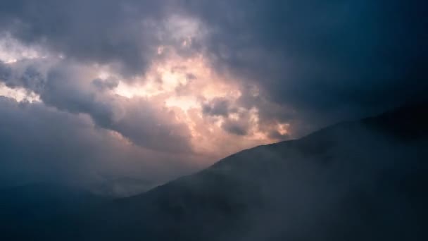 Tempo Lapso Natureza Montanha Com Nuvens Enevoadas Movimento Rápido Paisagem — Vídeo de Stock