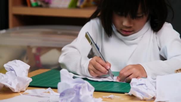 Kleines Mädchen Schneidet Papier Allein Mit Einem Cutter Messer Und — Stockvideo