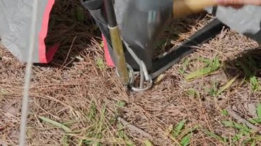 Dişi eller kauçuk çekiç kullanır. Kamp yapmak ya da rüzgardan çadırı güçlendirmek için çapa vururlar. Çadırın çapasını yere vurun ya da vurun..