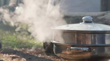 Doğa kampında yemek pişirmek. Cooker portatif kamp sobasında piknik kahvaltısı hazırla. kamp alanı yaşam tarzı.