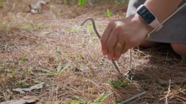 Dişi eller kauçuk çekiç kullanır. Kamp yapmak ya da rüzgardan çadırı güçlendirmek için çapa vururlar. Çadırın çapasını yere vurun ya da vurun..