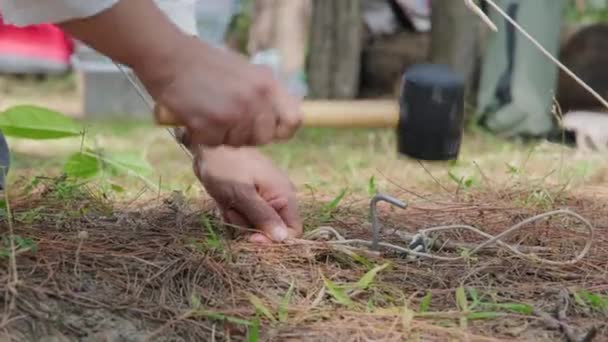 Vrouwelijke Handen Gebruiken Rubberen Hamers Voor Het Anker Tent Tegen — Stockvideo