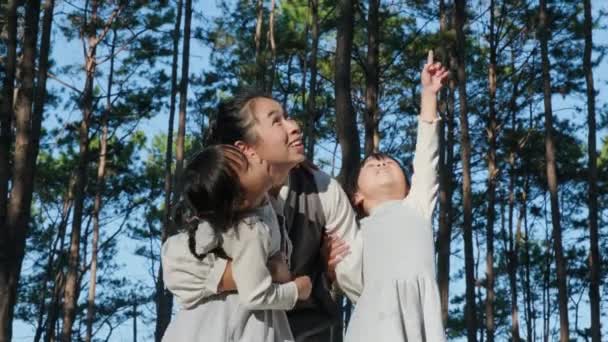 Dos Hermanas Lindas Divirtiéndose Con Una Hermosa Madre Joven Parque — Vídeos de Stock
