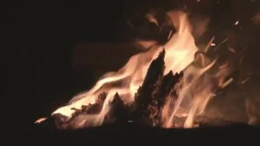 Geceleri kamp alanında kıvılcımlar saçan şenlik ateşi..