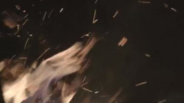 Geceleri kamp alanında kıvılcımlar saçan şenlik ateşi..