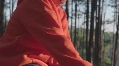 Dişi bir koşucu koşarken kramplı bacaklarına masaj yapıyor. Sporcular antrenman sırasında yaralandı. Sağlık ve spor konsepti.