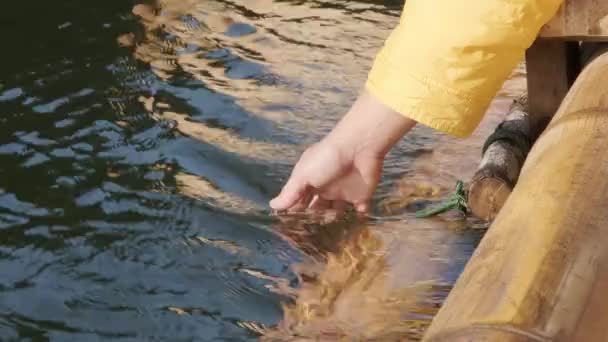 Kobieta Dotyka Wody Jeziorze Podczas Spływu Bambusową Tratwą Zimowy Poranek — Wideo stockowe