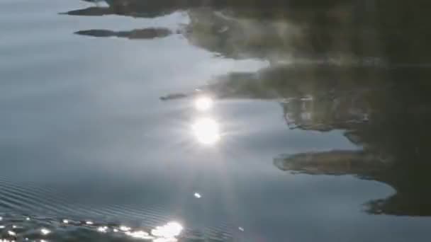 Primer Plano Luz Del Sol Amanecer Reflejado Lago Con Pequeñas — Vídeos de Stock