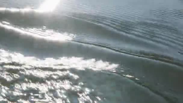 Sluiten Van Zonlicht Bij Zonsopgang Gereflecteerd Het Meer Met Kleine — Stockvideo