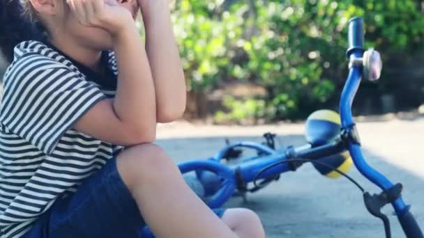 Triste Niña Sentada Suelo Después Caerse Bicicleta Parque Verano Niño — Vídeos de Stock