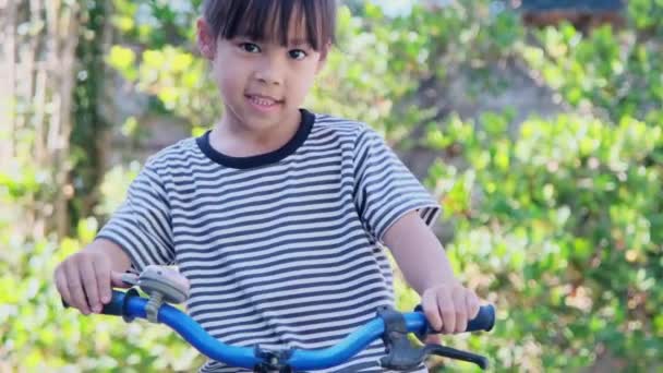 Fille Souriante Joyeuse Sonnant Une Cloche Vélo Sur Guidon Vélo — Video
