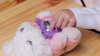 Evde steteskopla doktorculuk oynayan sevimli genç kız..
