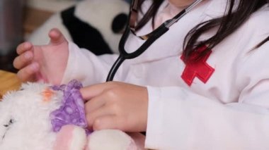 Evde steteskopla doktorculuk oynayan sevimli genç kız..
