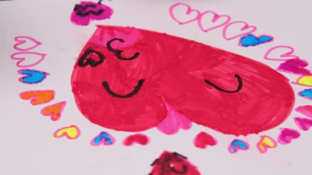 Close Uma Menina Desenhando Coração Coloração Com Seus Marcadores Coloridos — Vídeo de Stock