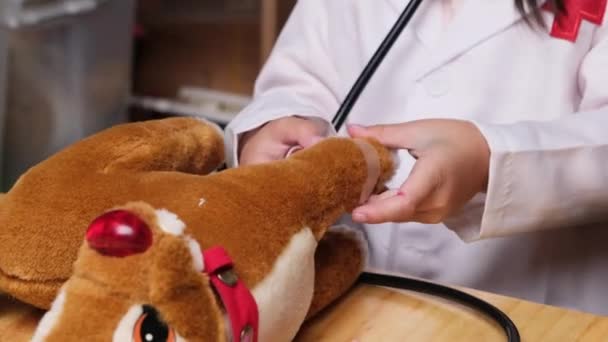 Linda Joven Jugando Médico Con Estetoscopio Juguetes Peluche Casa — Vídeos de Stock