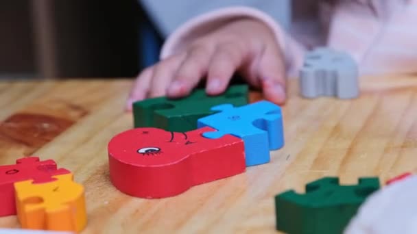 Cute Młoda Dziewczyna Piżamie Gra Puzzle Drewniane Układanki Domu Zabawa — Wideo stockowe