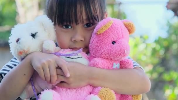 Schattig Klein Meisje Dat Haar Pop Vasthoudt Omarmt Kinderen Spelen — Stockvideo