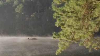 Güneşin doğuşunda sisli nehrin üzerinde gezgin ve Bambu salında güzel bir göl. Pang Oung Gölü Sabah Görüşü (Pang Tong rezervuarı), Mae hong oğlu, Tayland.