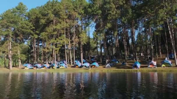 Kampeertenten Bij Een Prachtig Meer Met Mistige Rivier Bij Zonsopgang — Stockvideo