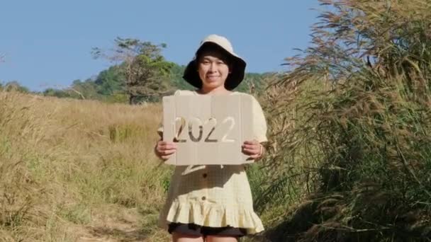Asiatische Junge Frauen Die Vor Dem Hintergrund Tropischer Wälder Ein — Stockvideo
