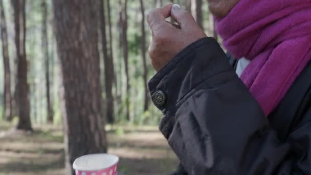Kakek Sakit Mengambil Resep Obat Taman Orang Tua Asia Minum — Stok Video