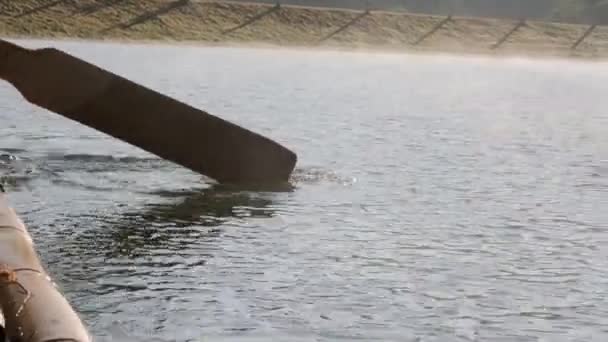 Крупный План Весла Толкнуть Плот Рафтинг Бамбука Красивом Озере Над — стоковое видео