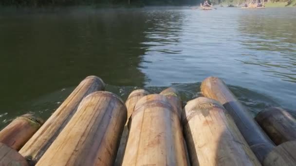 Rafting Bambou Dans Magnifique Lac Dessus Rivière Brumeuse Lever Soleil — Video