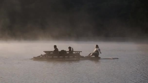 Prachtig Meer Mistige Rivier Bij Zonsopgang Met Reiziger Het Bamboe — Stockvideo