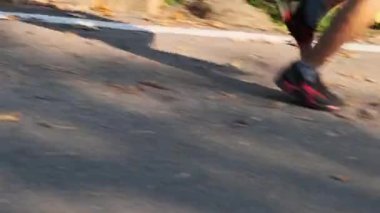 Egzersiz için sokaklarda koşan sağlıklı gençler. Genç erkek sporcu dışarıda koşuyor. Sağlıklı yaşam tarzı kavramı