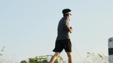 Egzersiz için sokaklarda koşan sağlıklı gençler. Genç erkek sporcu dışarıda koşuyor. Sağlıklı yaşam tarzı kavramı