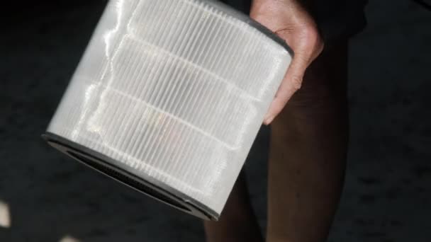 남자의 손에는 시간을 먼지와 포함된 더러운 필터가 필터를 건조기로 청소의 — 비디오
